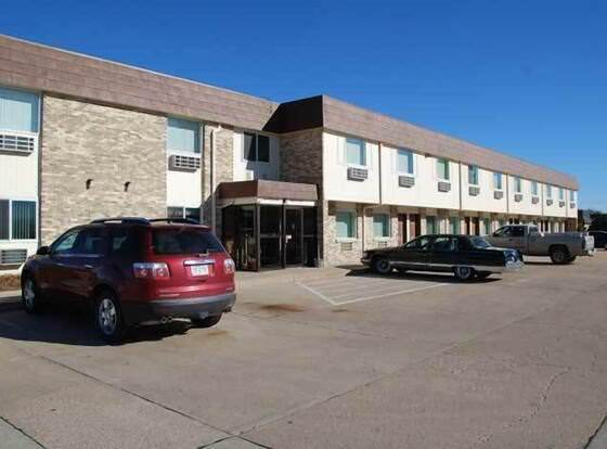 Island Inn allows check-in for 18 year-old guests