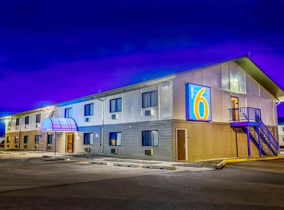 Motel 6 Duluth, MN allows check-in for 18 year-old guests