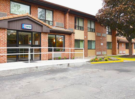 Motel 6 East Syracuse, NY allows check-in for 18 year-old guests