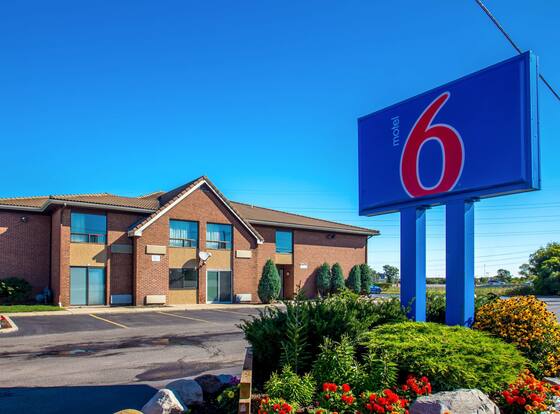 Motel 6 Amherst, NY - Buffalo allows check-in for 18 year-old guests