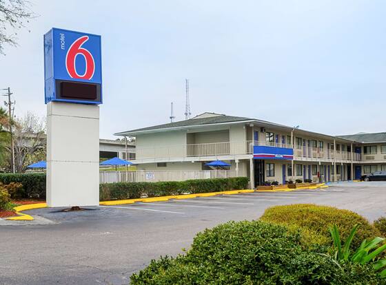 Motel 6 Charleston, SC - South allows check-in for 18 year-old guests