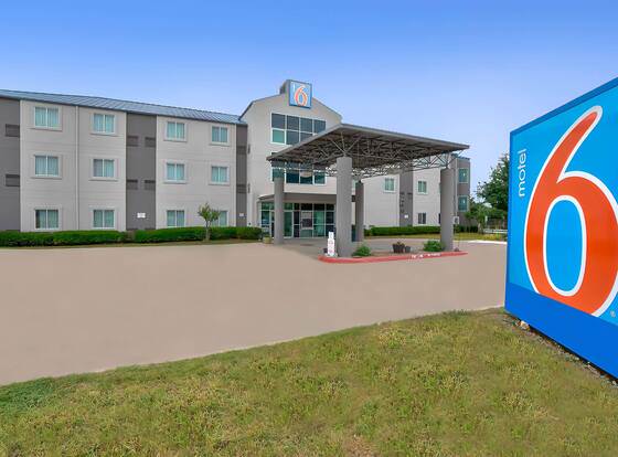 Motel 6 Benbrook, TX - Fort Worth allows check-in for 18 year-old guests