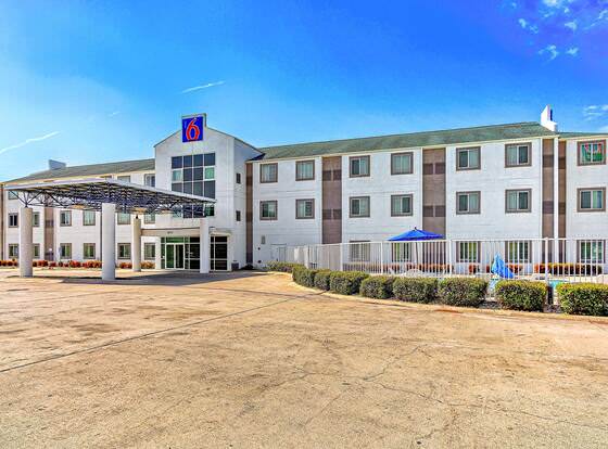 Motel 6 Killeen, TX allows check-in for 18 year-old guests