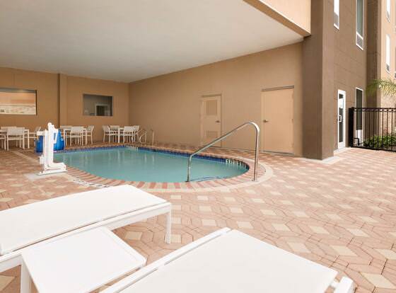 Country Inn & Suites by Radisson, Katy (Houston West), TX allows check-in for 18 year-old guests