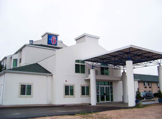 Motel 6 Sidney, NE allows check-in for 18 year-old guests