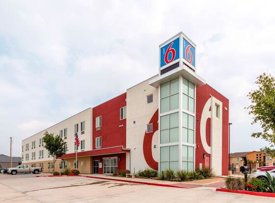 Motel 6 Laredo, TX - Airport allows check-in for 18 year-old guests