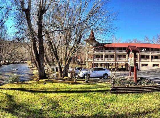 Riverbend Motel & Cabins allows check-in for 18 year-old guests