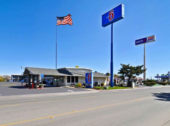 Motel 6 Willows, CA allows check-in for 18 year-old guests