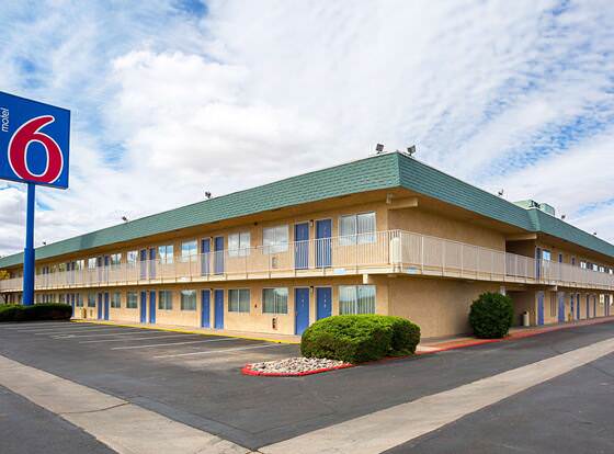 Motel 6 Holbrook, AZ allows check-in for 18 year-old guests