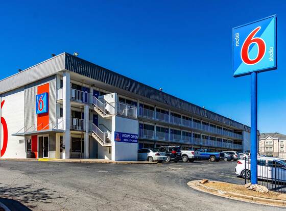 Motel 6 Little Rock, AR - West allows check-in for 18 year-old guests