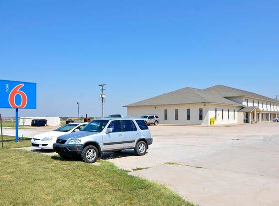 Motel 6 South Haven, KS allows check-in for 18 year-old guests