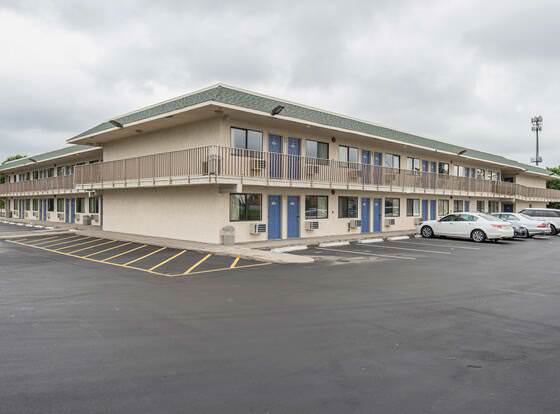 Motel 6 Kansas City, MO - Airport allows check-in for 18 year-old guests