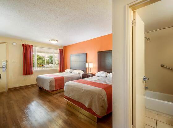 Motel 6 Washington, DC - Convention Center allows check-in for 18 year-old guests