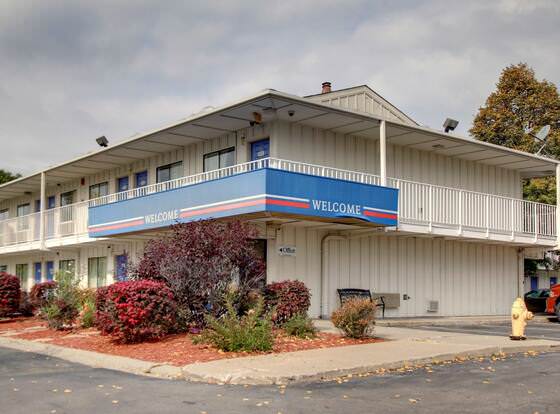 Motel 6 Des Moines, IA - North allows check-in for 18 year-old guests