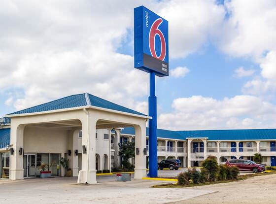 Motel 6 Seguin, TX allows check-in for 18 year-old guests