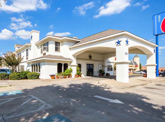 Motel 6 Dallas - Irving DFW Airport South allows check-in for 18 year-old guests