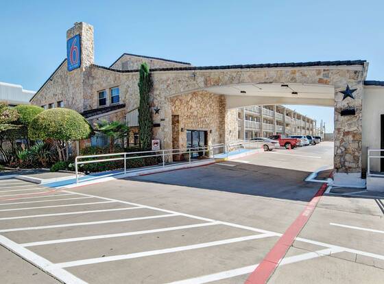 Motel 6 Dallas, TX - Forest Lane allows check-in for 18 year-old guests