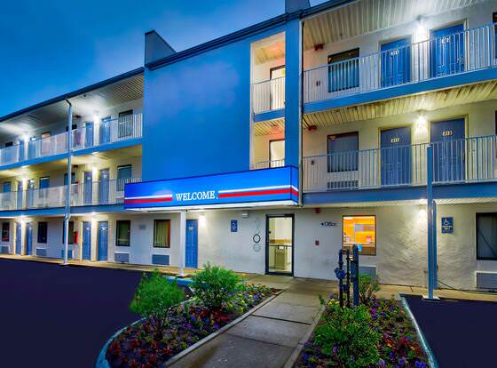 Motel 6 Warren, MI - Detroit East allows check-in for 18 year-old guests