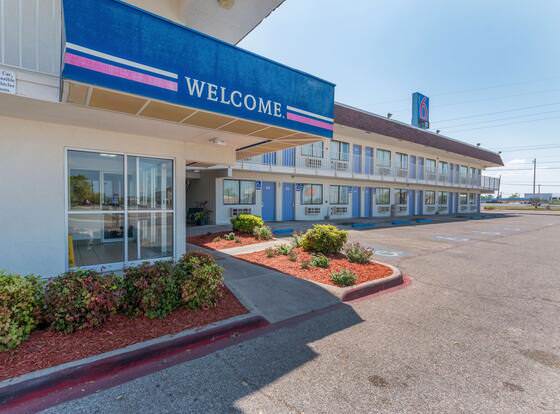 Motel 6 Del Rio, TX allows check-in for 18 year-old guests