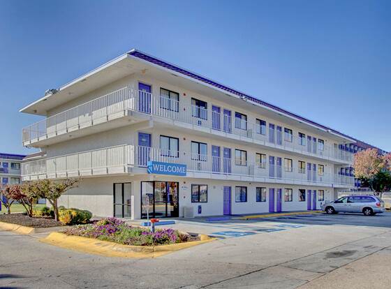 Motel 6 Capitol Heights, MD - Washington allows check-in for 18 year-old guests