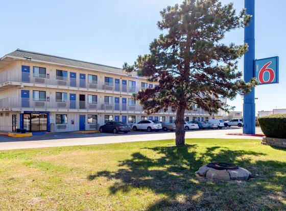 Motel 6 Garland, TX - Dallas allows check-in for 18 year-old guests