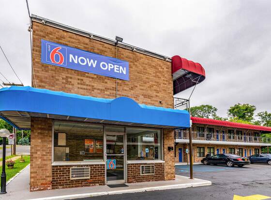 Motel 6 Elmsford, NY - White Plains allows check-in for 18 year-old guests