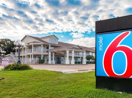 Motel 6 Waxahachie, TX allows check-in for 18 year-old guests