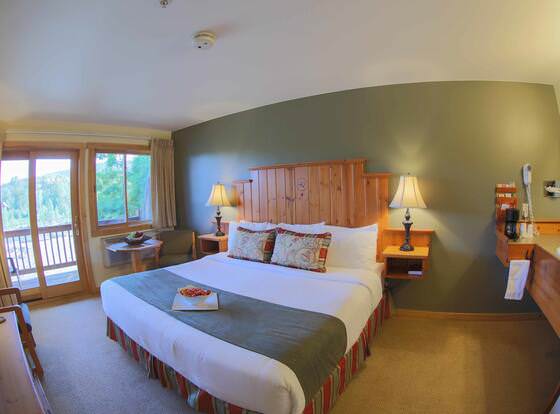 Hotel Rio Vista allows check-in for 18 year-old guests