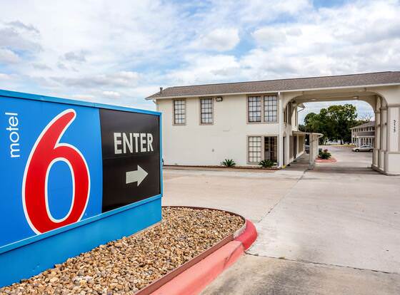 Motel 6 Bryan, TX - College Station allows check-in for 18 year-old guests