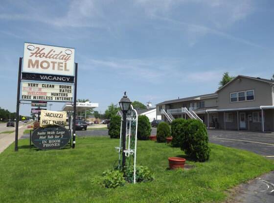 Hari Holiday Motel allows check-in for 18 year-old guests