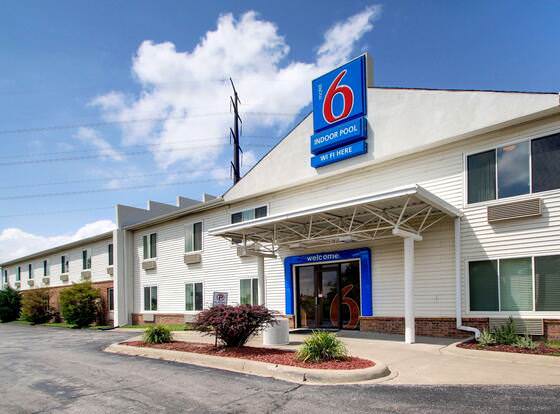 Motel 6 Altoona, IA - Des Moines East allows check-in for 18 year-old guests