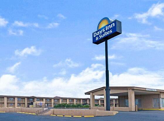 Days Inn & Suites by Wyndham Santa Rosa allows check-in for 18 year-old guests