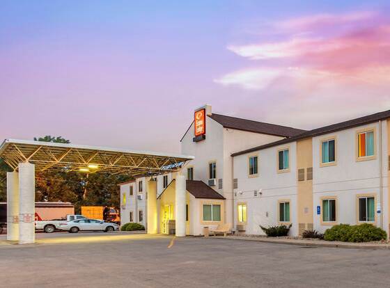 Econo Lodge allows check-in for 18 year-old guests