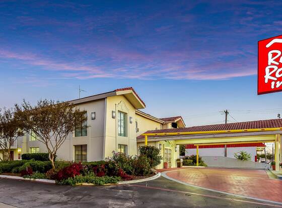 Red Roof Inn Plano allows check-in for 18 year-old guests