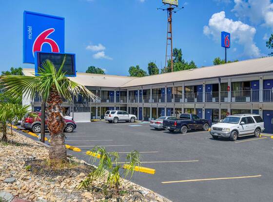 Motel 6 Dalton, GA allows check-in for 18 year-old guests