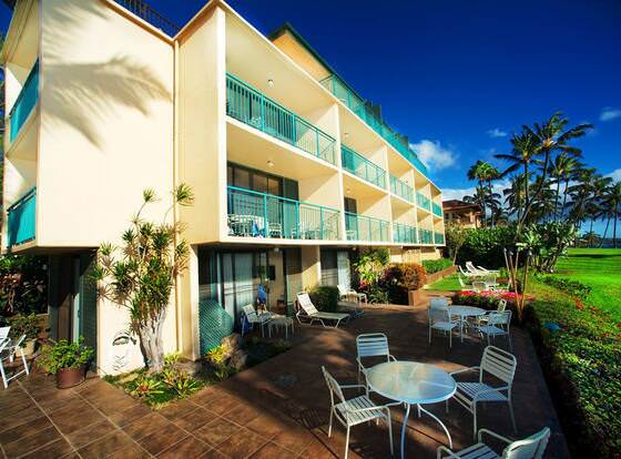 Punahoa Oceanfront Vacation Rentals allows check-in for 18 year-old guests