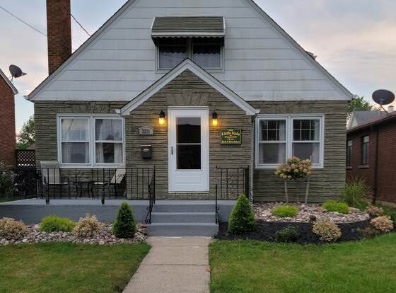 The Little Italy of Niagara Falls Bed & Breakfast allows check-in for 18 year-old guests