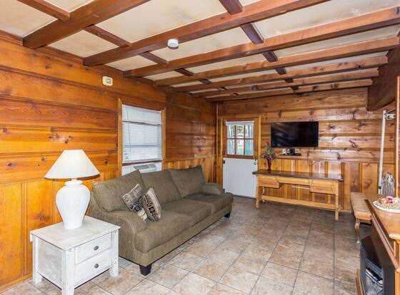 Apple Creek Cottages allows check-in for 18 year-old guests