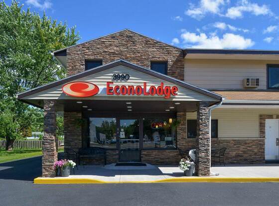 Econo Lodge Rochester I-90 & I-390 allows check-in for 18 year-old guests