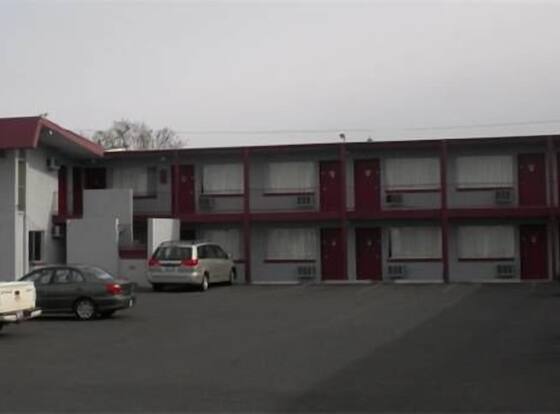 Motel Imperial allows check-in for 18 year-old guests