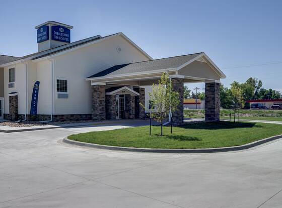 Cobblestone Inn & Suites - Kersey allows check-in for 18 year-old guests