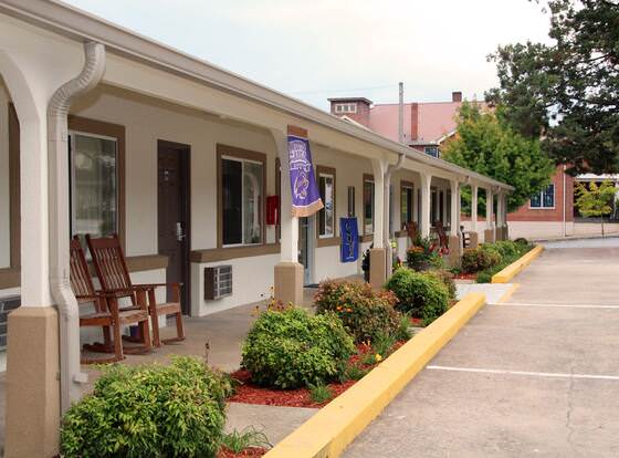 Blue Ridge Inn allows check-in for 18 year-old guests