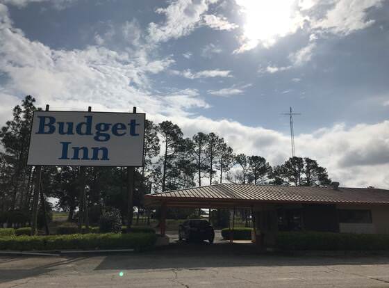 Budget Lakeview Inn allows check-in for 18 year-old guests