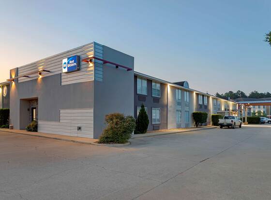 Best Western Natchitoches Inn allows check-in for 18 year-old guests