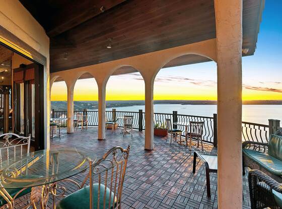 La Villa Vista allows check-in for 18 year-old guests