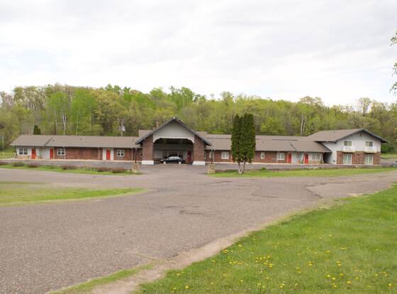 AmeriVu Inn and Suites - St. Croix Falls allows check-in for 18 year-old guests