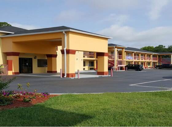 FairBridge Inn & Suites Hawkinsville allows check-in for 18 year-old guests