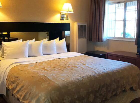 Pacific Heights Inn allows check-in for 18 year-old guests