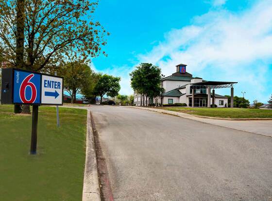 Motel 6 San Antonio, TX - Sea World North allows check-in for 18 year-old guests