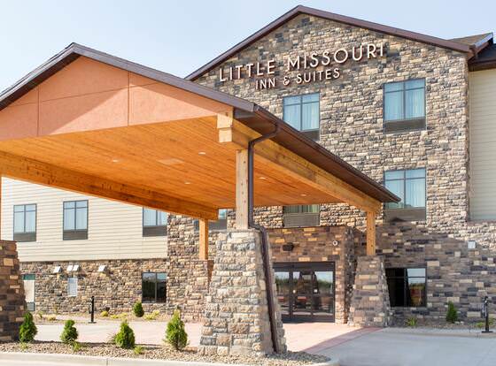 Little Missouri Inn & Suites allows check-in for 18 year-old guests